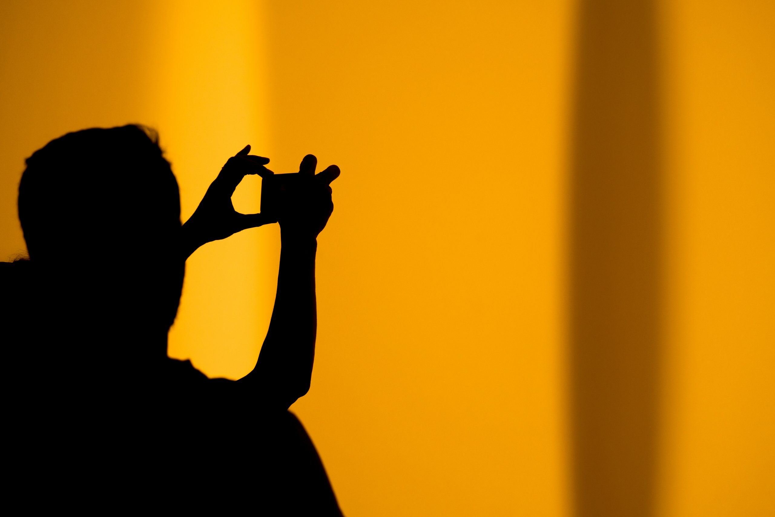 silueta hombre con celular