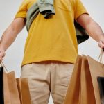 hombre con bolsas de compra