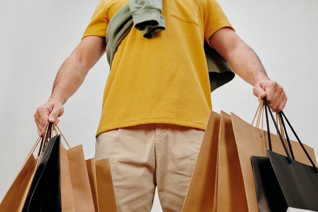 hombre con bolsas de compra